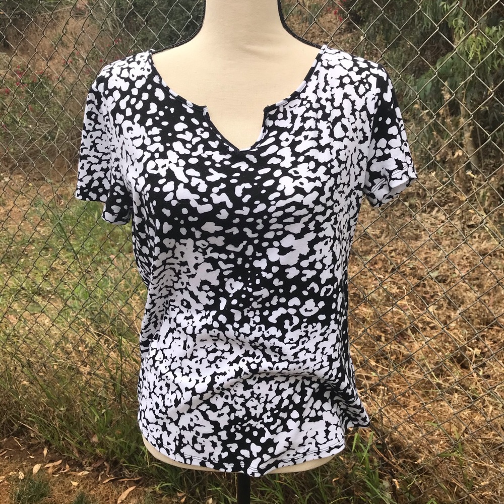 Anne Klein Sz M B & W “Dressy” V-Neck T-Shirt EUC